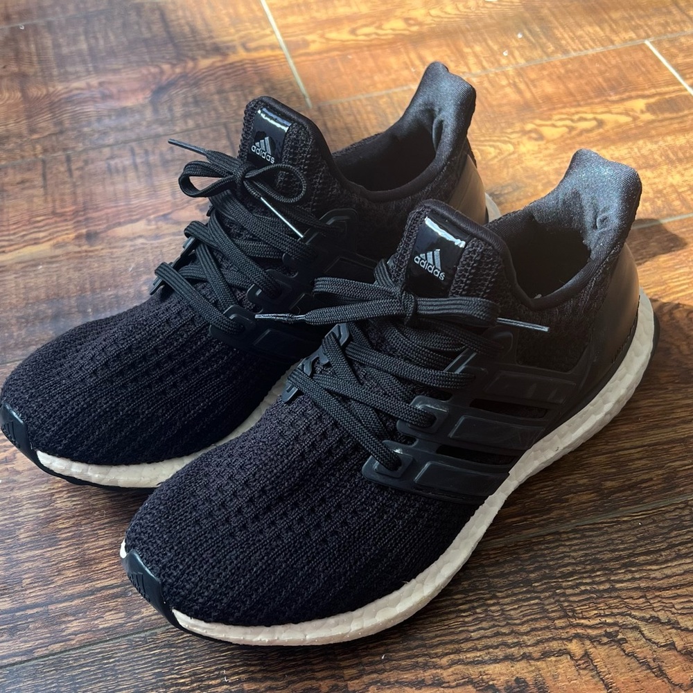 Adidas ULTRABOOST 1.0 SHOES
woman size 6